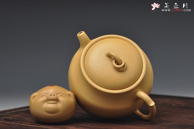 紫砂壶图片：造型新颖 敦厚可人 本山绿 全手禅钟 - 美壶网