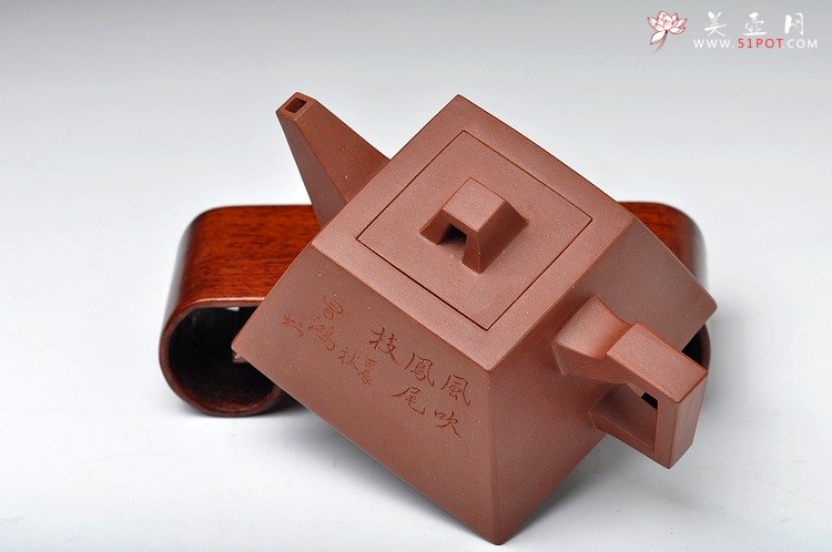 紫砂壶图片：气势凛然 剑流身如城 李昌鸿大师装饰 全手升方壶 - 美壶网