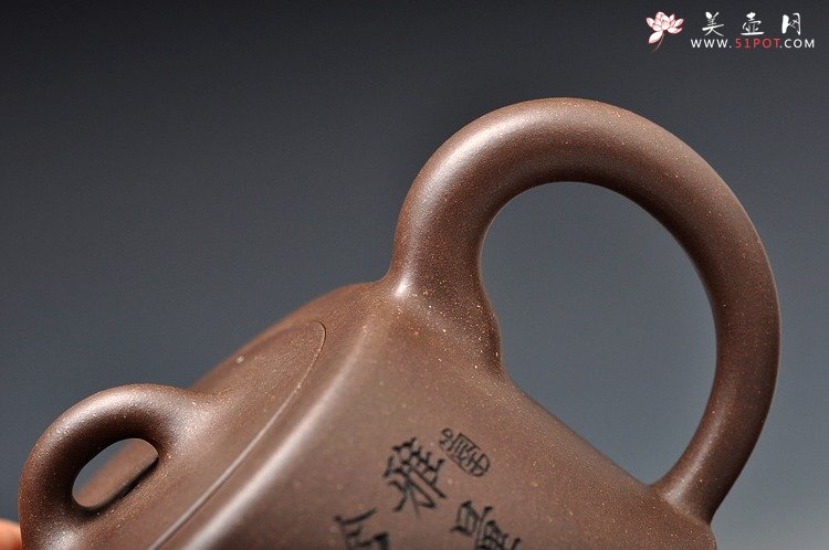 紫砂壶图片：双刀精品更显老味  柱础 青灰砂 范曾人物风格 - 美壶网