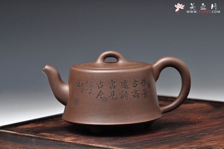 紫砂壶图片：双刀精品更显老味  柱础 青灰砂 范曾人物风格 - 美壶网