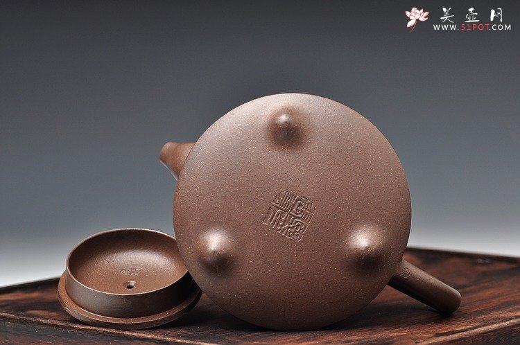 紫砂壶图片：双刀精品更显老味  柱础 青灰砂 范曾人物风格 - 美壶网