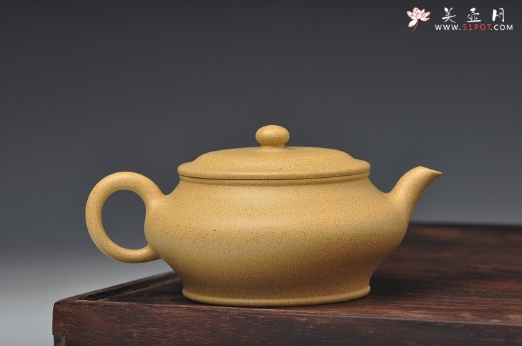 紫砂壶图片：线条挺括 全手高虚扁 本绿和底槽青一对 国助和石装饰 - 美壶网