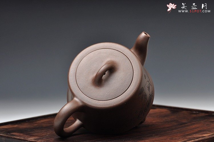 紫砂壶图片：双刀精品更显老味  柱础 青灰砂 范曾人物风格 - 美壶网