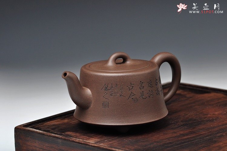 紫砂壶图片：双刀精品更显老味  柱础 青灰砂 范曾人物风格 - 美壶网