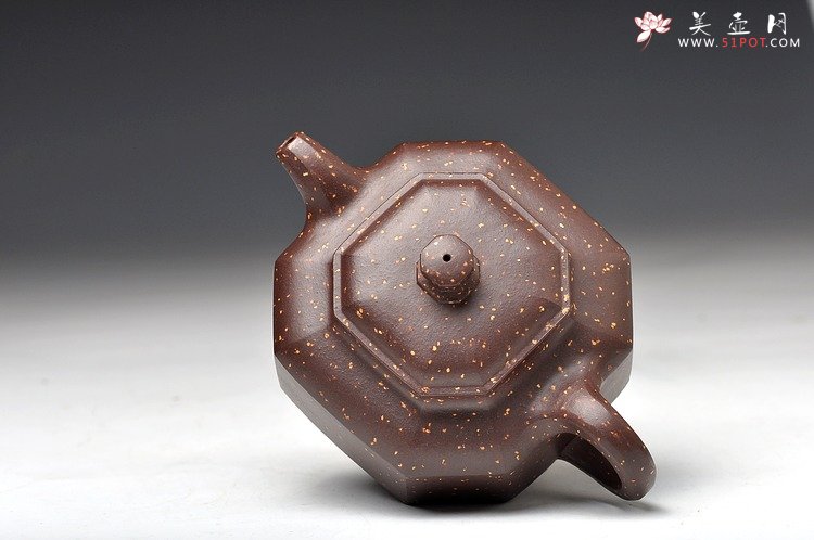 紫砂壶图片：方器经典之作 实力体现 迷人铺砂 全手八方侧角 - 美壶网