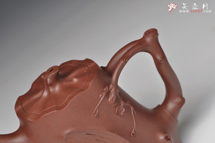 紫砂壶图片：单志萍壬辰年年终之作 全手弯把梅桩 瑞雪兆丰年 傲雪寒梅 - 美壶网