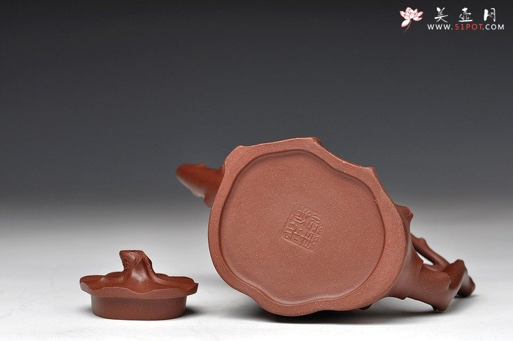 紫砂壶图片：单志萍壬辰年年终之作 全手弯把梅桩 瑞雪兆丰年 傲雪寒梅 - 美壶网