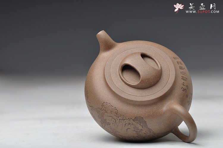 紫砂壶图片：国助和石装饰王翔风格 通景山水 玉成窑风格 全手归隐 - 美壶网