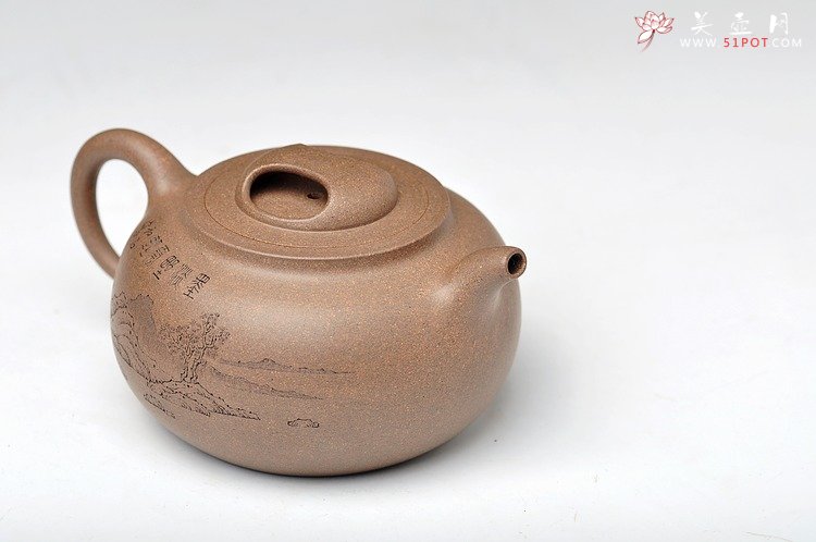 紫砂壶图片：国助和石装饰王翔风格 通景山水 玉成窑风格 全手归隐 - 美壶网