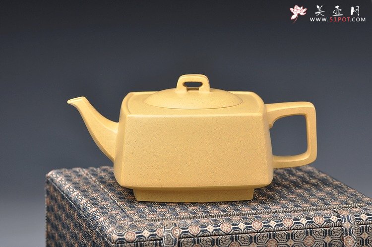 紫砂壶图片：何卫枫最新力作 全手本绿砂四方 挺拔舒展 适合绿茶 - 美壶网