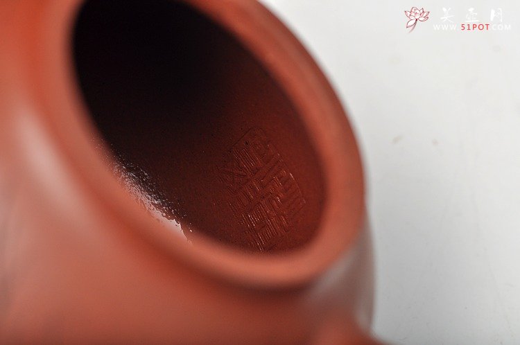 紫砂壶图片：细刻入丝 形体端庄 传统作品 全手三足乳鼎 - 美壶网