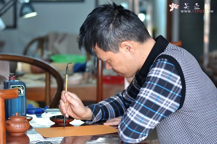 紫砂壶图片：何卫枫老师义拍作品 全手华颖 陈宏林老师装饰 雅安我们在一起 - 美壶网