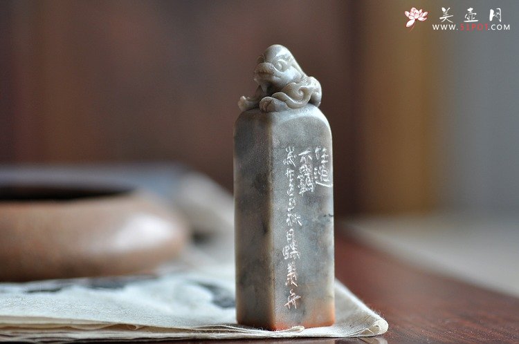 紫砂壶图片：陆轶舟老师义拍作品 ‘任逸不羁’印章 雅安我们在一起 - 美壶网