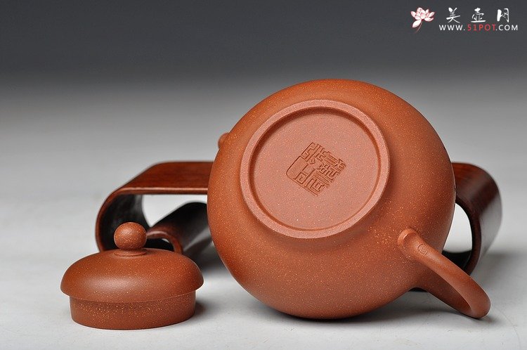 紫砂壶图片：何卫枫老师义拍作品 全手华颖 陈宏林老师装饰 雅安我们在一起 - 美壶网