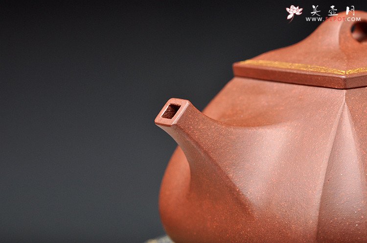紫砂壶图片：气度不凡 真金装饰 古色古香 全手四方抽角 - 美壶网