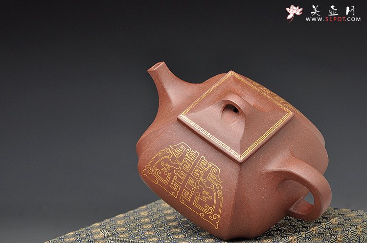 紫砂壶图片：气度不凡 真金装饰 古色古香 全手四方抽角 - 美壶网