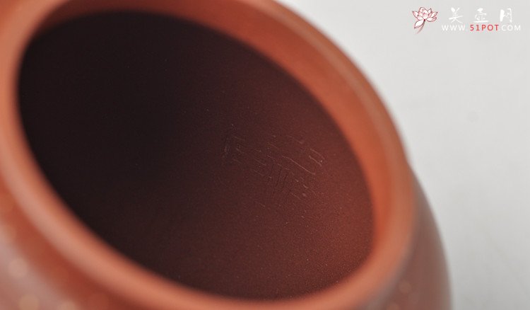 紫砂壶图片：昂然有力 手工点砂 全手三足瑞兽 真金点睛有气势 - 美壶网