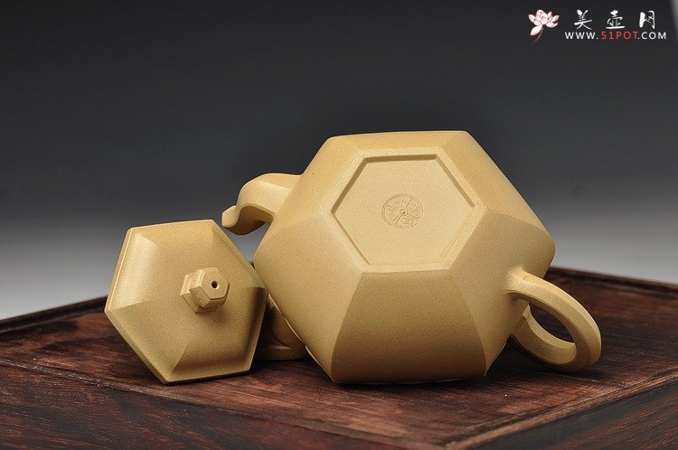 紫砂壶图片：何卫枫最新力作 别具一格 典雅大方 全手六方如意 - 美壶网