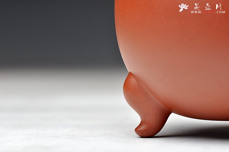 紫砂壶图片：昂然有力 手工点砂 全手三足瑞兽 真金点睛有气势 - 美壶网