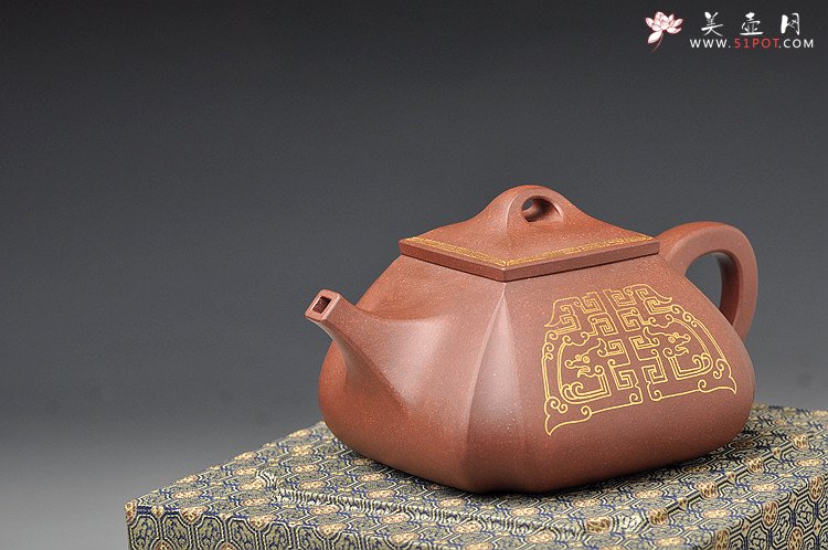 紫砂壶图片：气度不凡 真金装饰 古色古香 全手四方抽角 - 美壶网