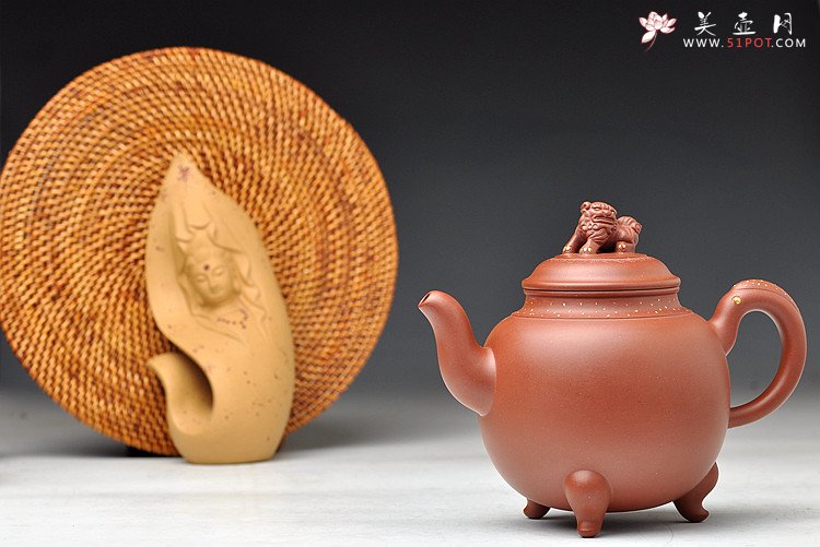 紫砂壶图片：昂然有力 手工点砂 全手三足瑞兽 真金点睛有气势 - 美壶网