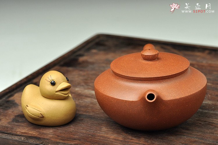 紫砂壶图片：曲峰经典作品 实用精工 降坡泥汉扁 线条流畅 - 美壶网