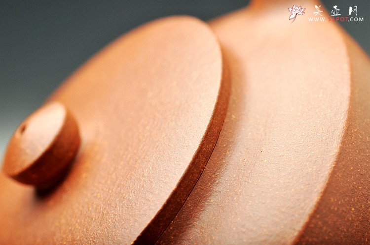 紫砂壶图片：曲峰经典作品 实用精工 降坡泥汉扁 线条流畅 - 美壶网