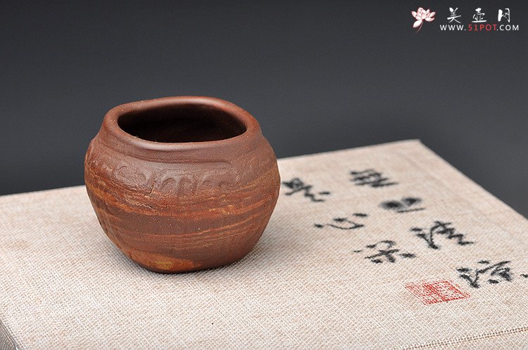 紫砂壶图片：美壶网专属定做 一家亲 古朴汉韵杯 全手工紫砂魅力 - 美壶网