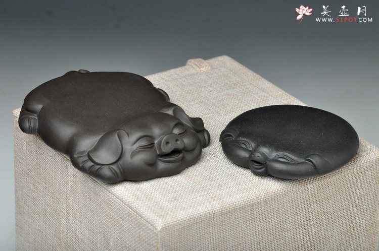 紫砂壶图片：猪猪总动员 杯托 壶托or茶宠 趣味~  - 美壶网