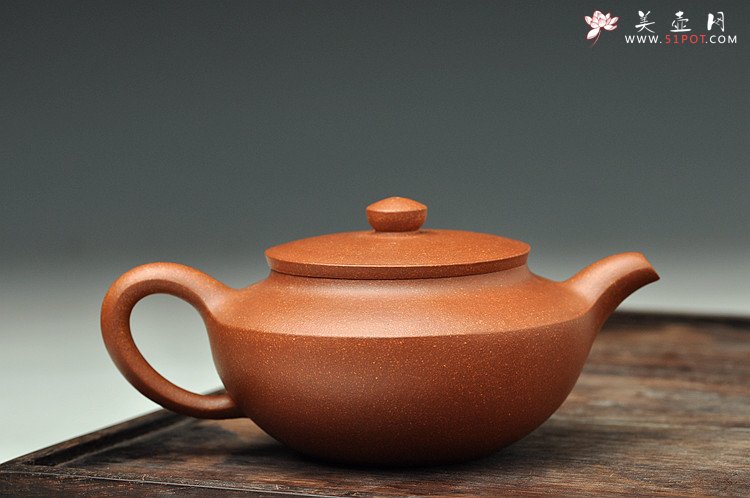 紫砂壶图片：曲峰经典作品 实用精工 降坡泥汉扁 线条流畅 - 美壶网