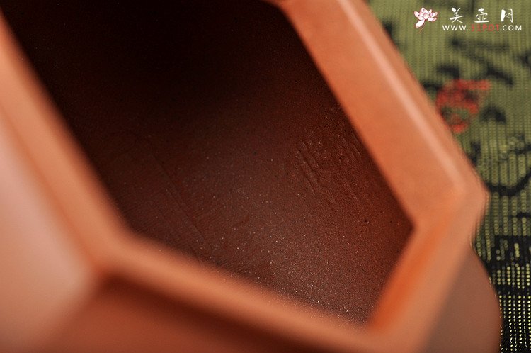 紫砂壶图片：景舟款藏六方 何卫枫全手新作 端庄周正 做工精致 - 美壶网