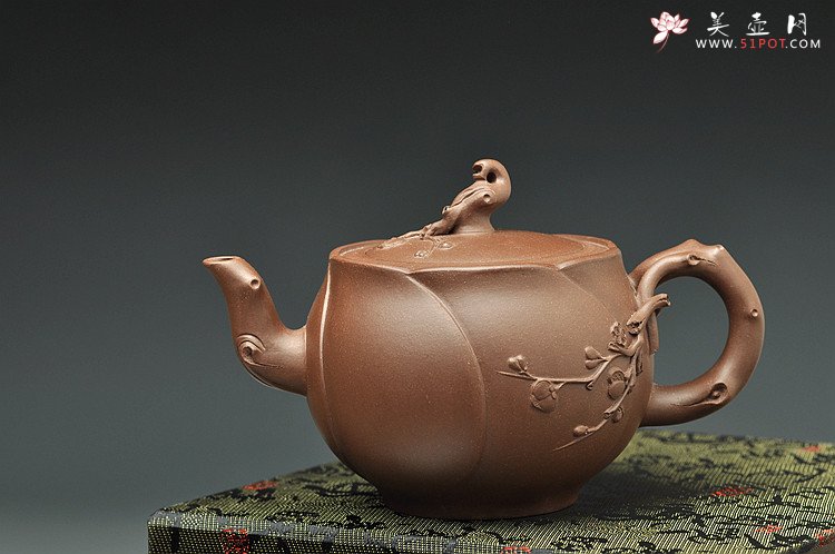 紫砂壶图片：嵌盖 梅枝疏朗得趣 含苞待放 - 美壶网