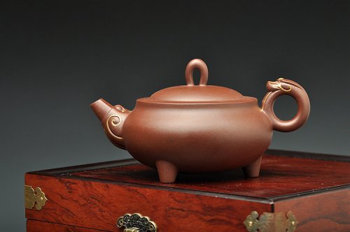 曲峰紫砂壶 曲峰获奖作品 环龙三脚 精工之作 气韵十足 真金装饰 送礼佳品 原矿紫泥