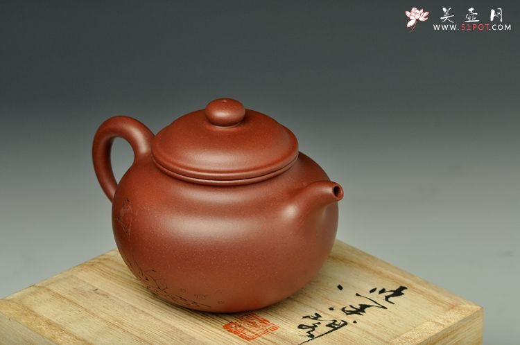 紫砂壶图片：器形端庄 体态丰盈 实用精品 文气莲子 古雅人物 - 美壶网