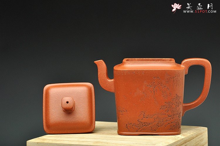 紫砂壶图片：何卫枫新作 全手四方云泉 端庄妍丽 通景山水 - 美壶网