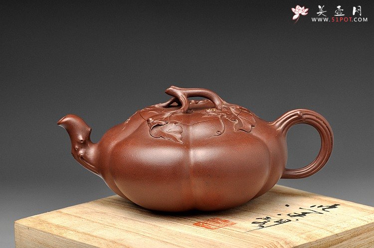 紫砂壶图片：顾正芳代表作 全手薄胎筋囊贴叶南瓜 获奖作品 线条流畅 细节精美 - 美壶网