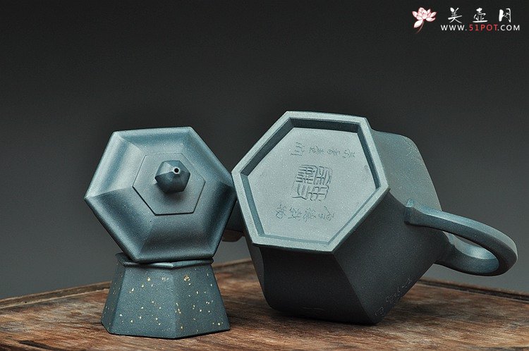 紫砂壶图片：国大师李昌鸿装饰  全手六方 墨绿泥 挺拔俊秀 史金妹经典代表作 - 美壶网