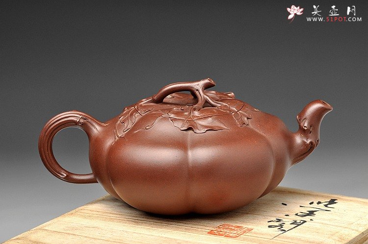 紫砂壶图片：顾正芳代表作 全手薄胎筋囊贴叶南瓜 获奖作品 线条流畅 细节精美 - 美壶网