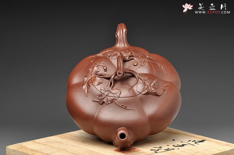 紫砂壶图片：顾正芳代表作 全手薄胎筋囊贴叶南瓜 获奖作品 线条流畅 细节精美 - 美壶网