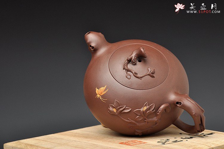 紫砂壶图片：实用花货 泥绘蝴蝶 玉兰相伴 蝶恋花 - 美壶网