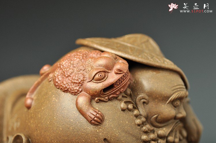 紫砂壶图片：古铜泥 凌爱军 达摩 获奖精品 衣纹和表情都惟妙惟肖 - 美壶网