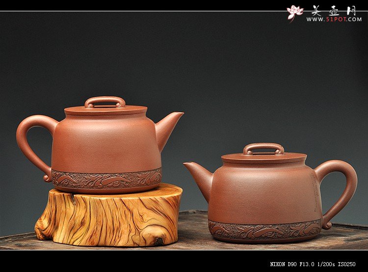 紫砂壶图片：曲峰原创 俊雅挺拔 如意 楚汉遗韵 钱伟刚装饰 紫泥底槽青一对 - 美壶网