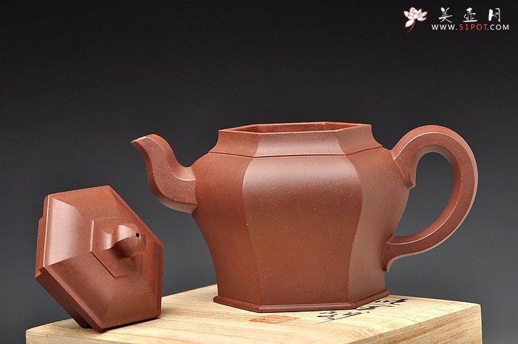 紫砂壶图片：厚重大气 线条优美 经典代表作 全手六方宫灯 - 美壶网