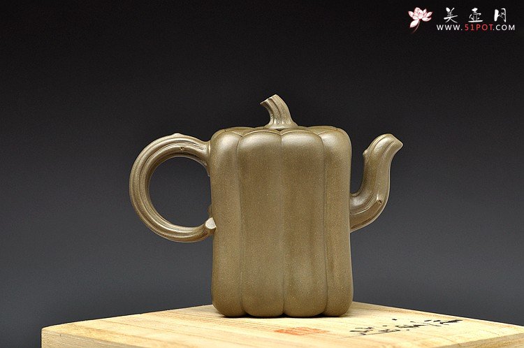 紫砂壶图片：原创作品 绿泥冬瓜 灵巧曼妙 贴叶精湛 孙伟强张新亚合作 - 美壶网