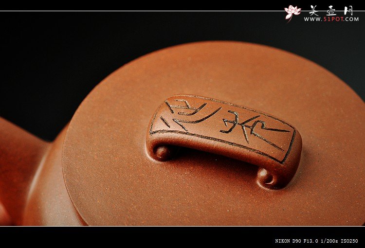 紫砂壶图片：曲峰原创 俊雅挺拔 如意 楚汉遗韵 钱伟刚装饰 紫泥底槽青一对 - 美壶网