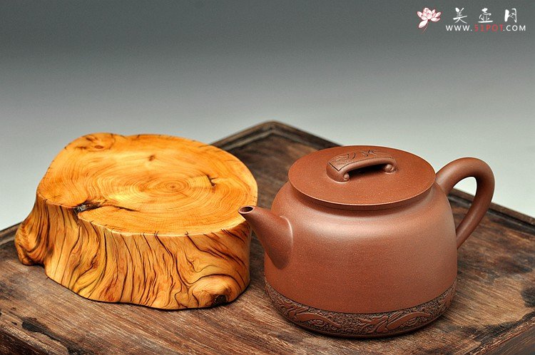 紫砂壶图片：曲峰原创 俊雅挺拔 如意 楚汉遗韵 钱伟刚装饰 紫泥底槽青一对 - 美壶网