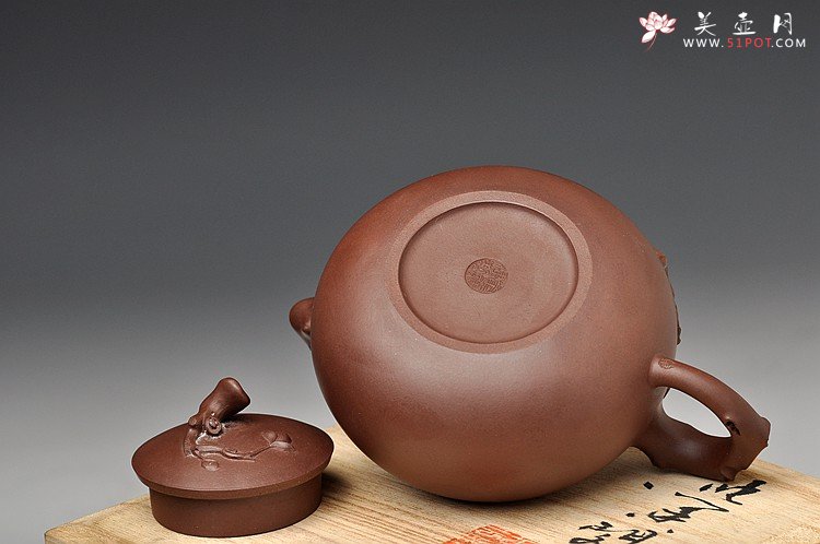 紫砂壶图片：实用花货 泥绘蝴蝶 玉兰相伴 蝶恋花 - 美壶网