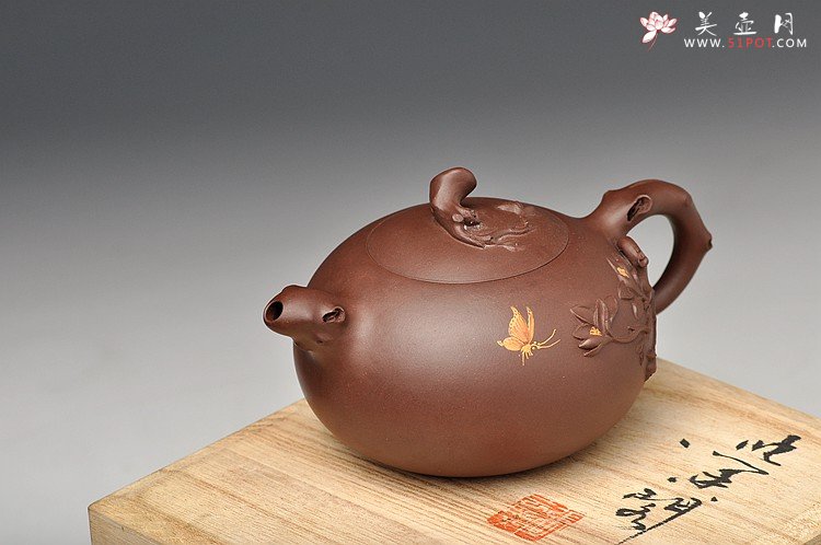 紫砂壶图片：实用花货 泥绘蝴蝶 玉兰相伴 蝶恋花 - 美壶网
