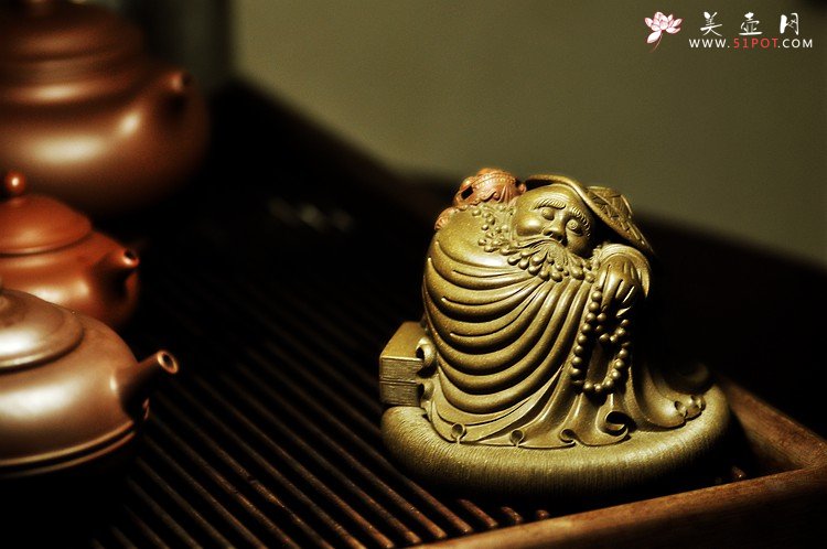 紫砂壶图片：古铜泥 凌爱军 达摩 获奖精品 衣纹和表情都惟妙惟肖 - 美壶网