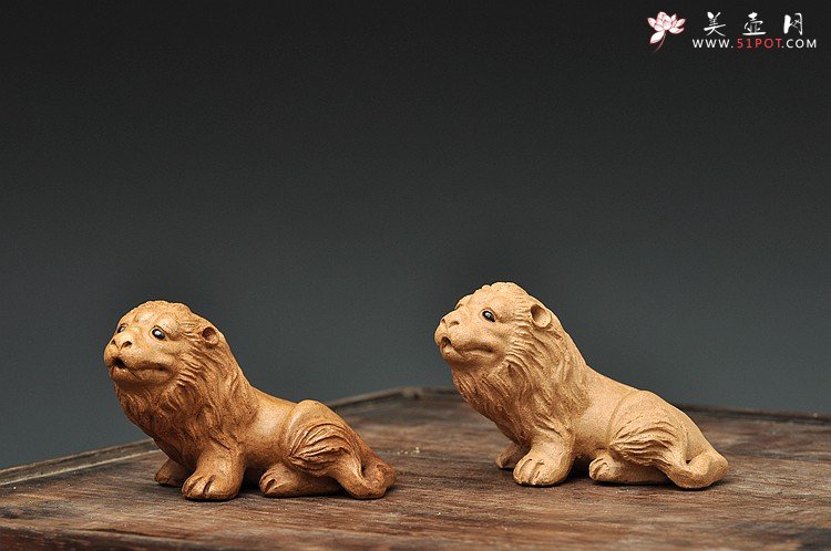 紫砂壶图片：段泥仿民国小狮子 神态生动 左侧为两周泡养效果~ - 美壶网